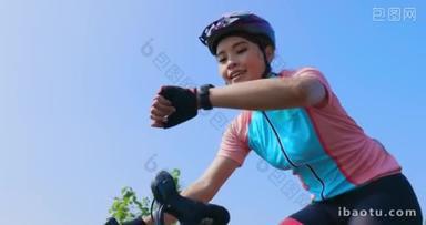 亚洲年轻女子骑自行车